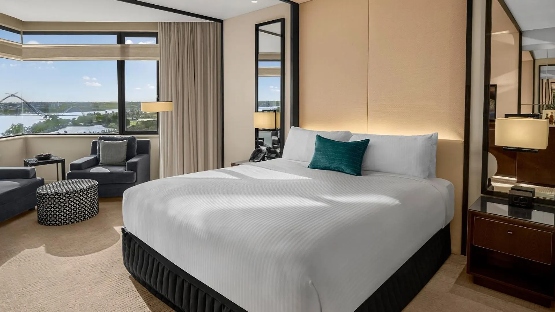 מלון Crown Metropol פרת''