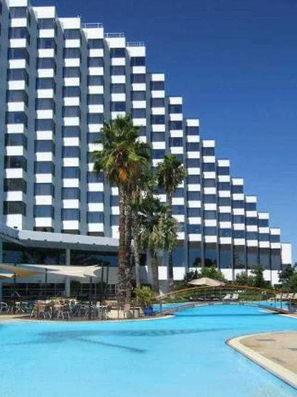 מלון Crown Metropol פרת''