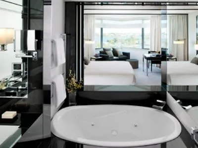מלון Crown Metropol פרת''